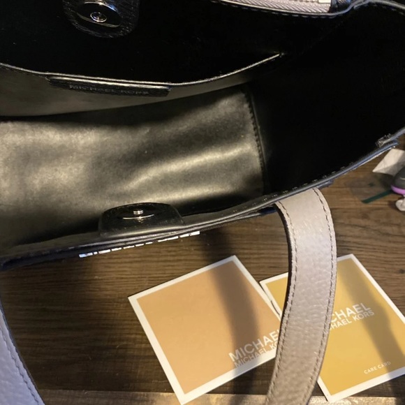 Michael Kors crossbody purse - Picture 2 of 2